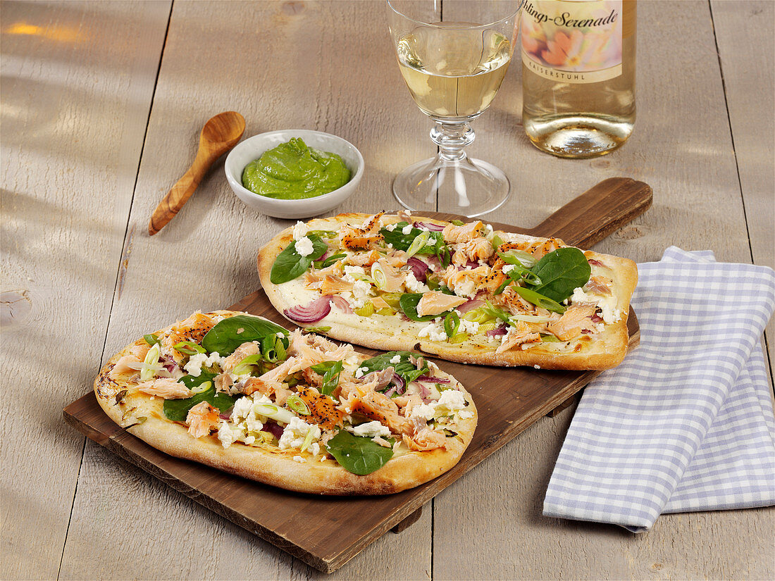 Mini-Flammkuchen mit Stremellachs