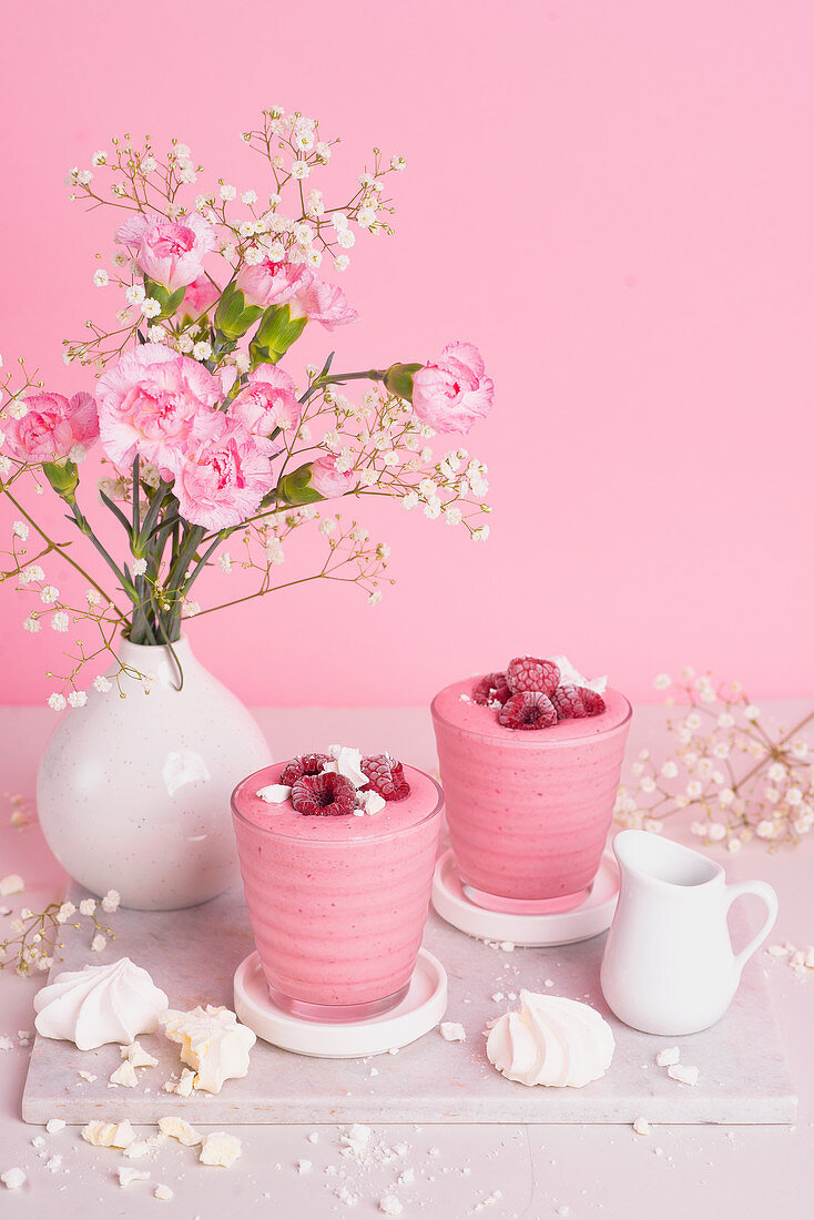 Pink smoothie with yoghurt, raspberries and meringues