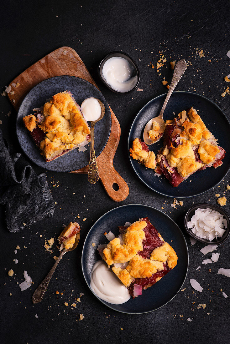 Shortbread mit Kokospflaumen, Streuseln und Naturjoghurt