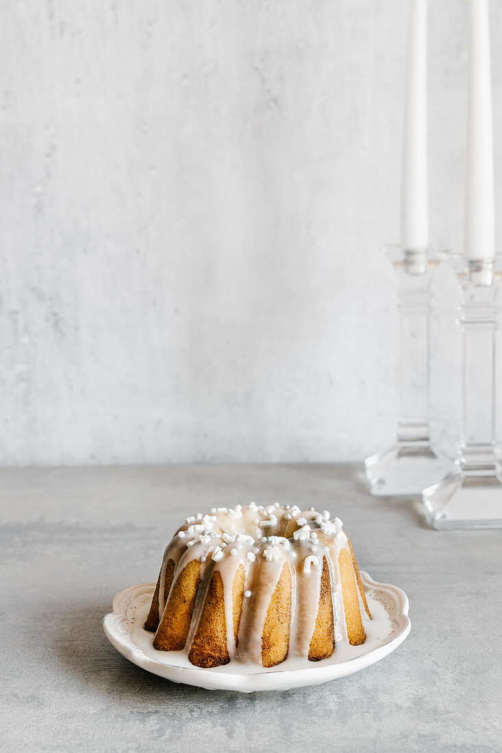 Weihnachtsgugelhupf mit Zuckerglasur und Streuseln