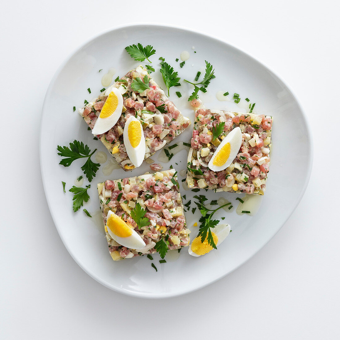 Tuna tartare with potatoes and egg