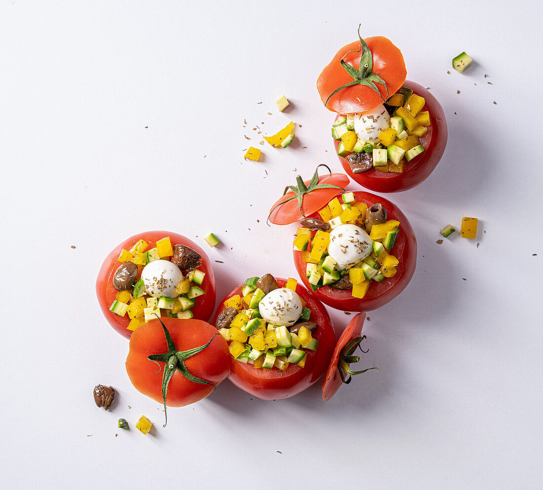 Tomaten mit Gemüse-Mozzarella-Füllung