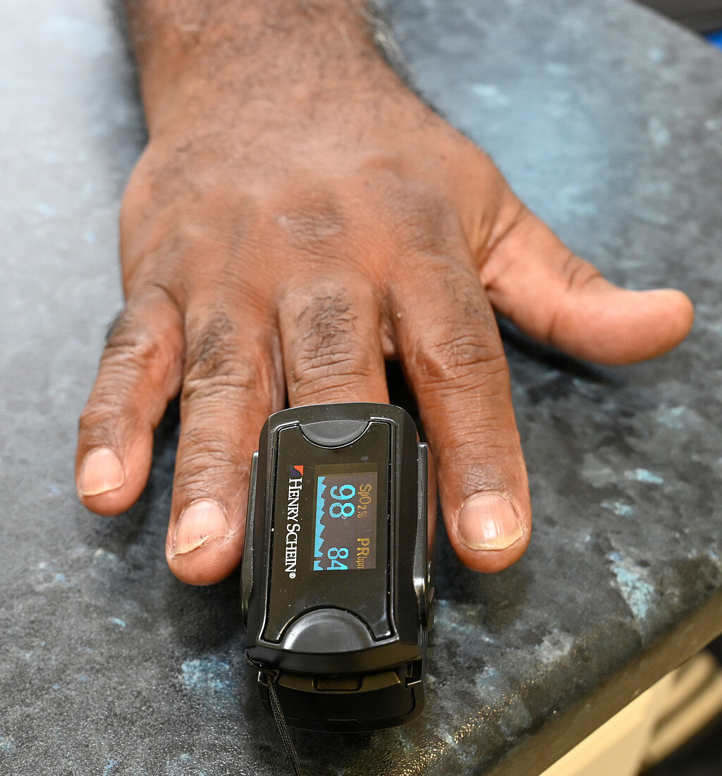 Pulse oximeter and heart rate measurement