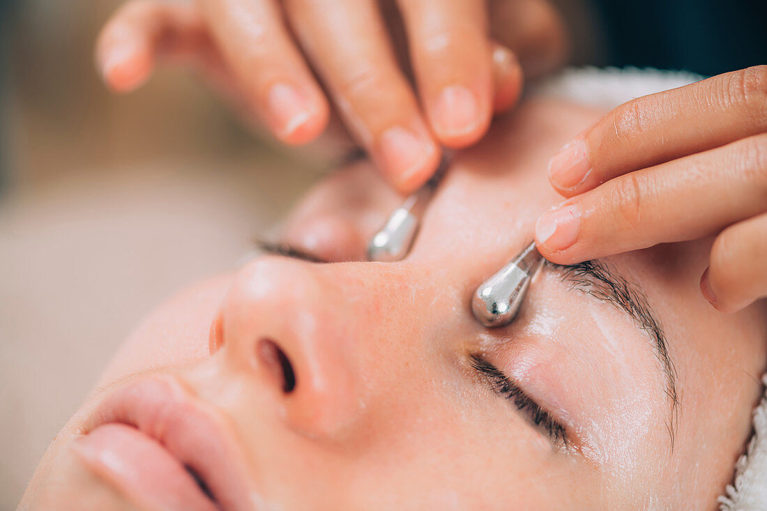 Facial using drainage sticks