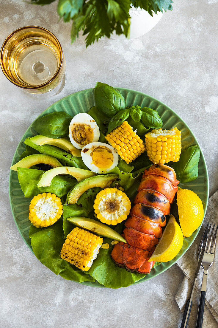 Mais-Avocado-Salat mit gegrilltem Hummer