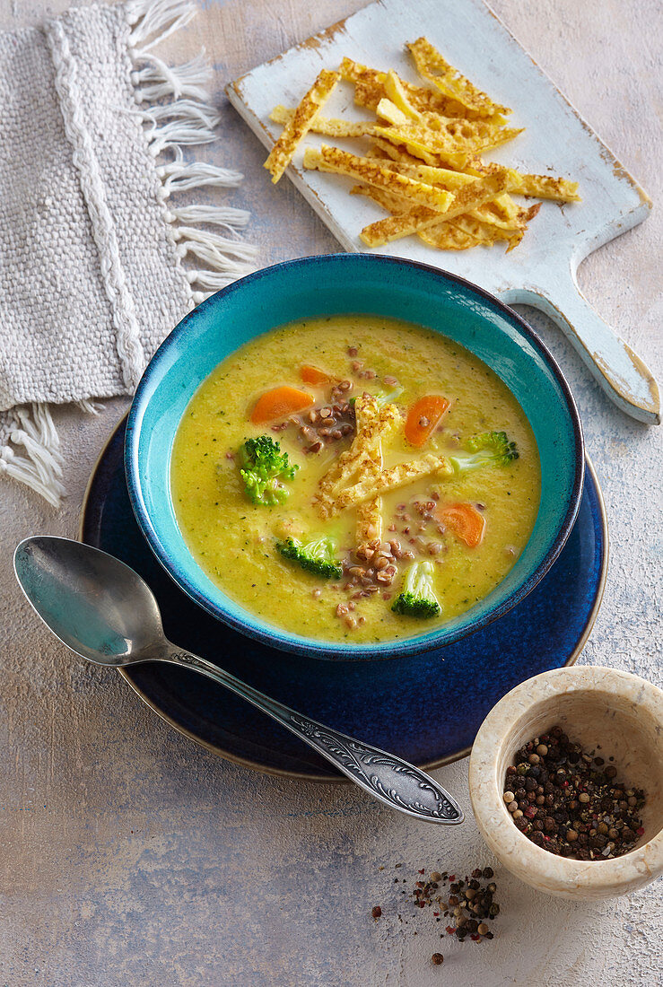 Gemüsesuppe mit Maisnudeln