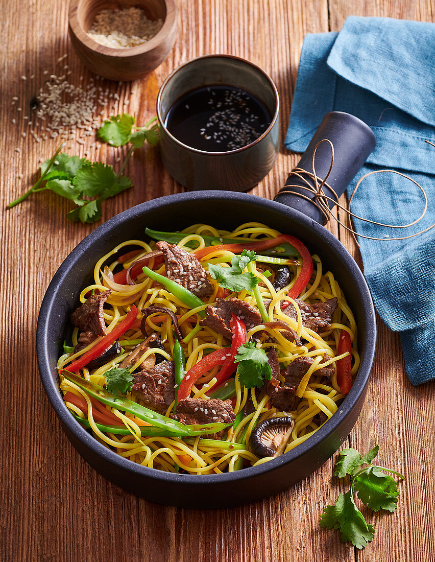Thai fried noodles with beef and vegetables
