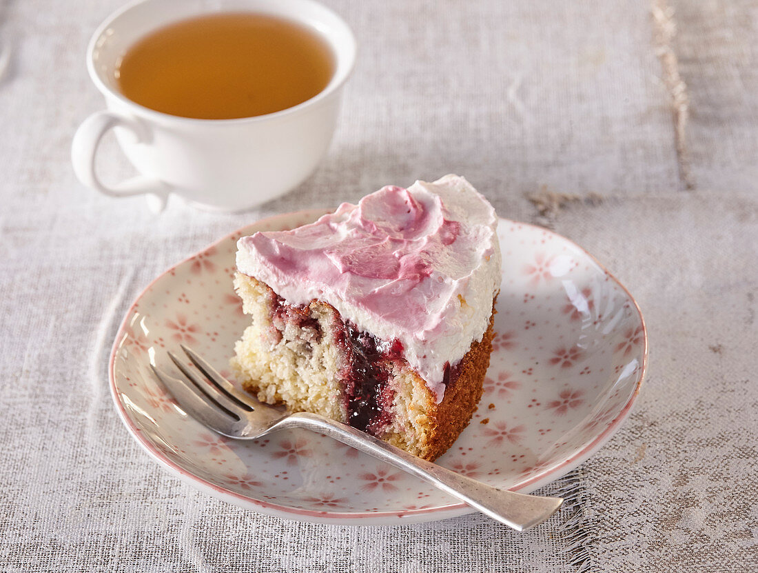 Ein Stück gefüllter Himbeerkuchen