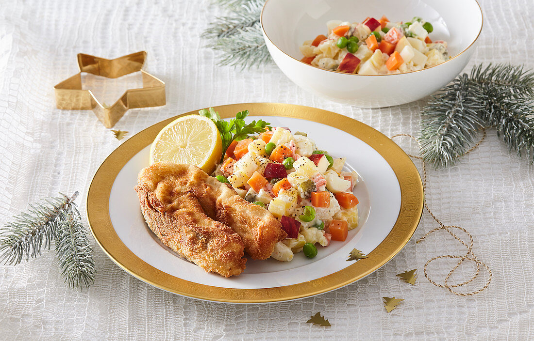 Karpfenschnitzel mit Kartoffelsalat zu Weihnachten