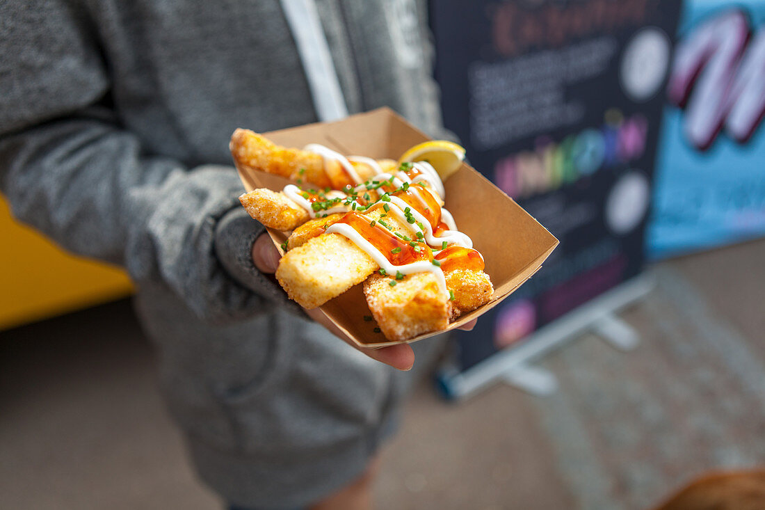 Deep-fried halloumi with mayonnaise and chilli sauce