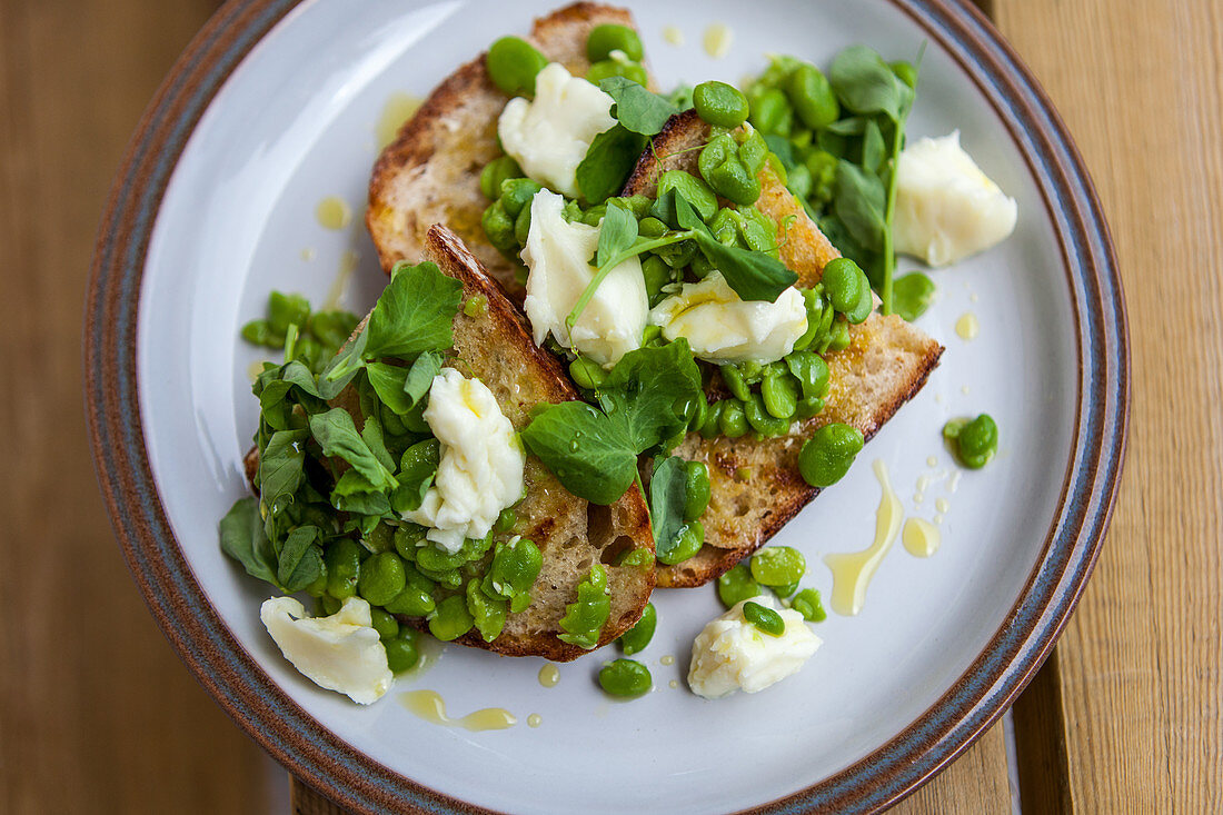 Toasted soda bread with broad beans, pea sprouts and feta cheese