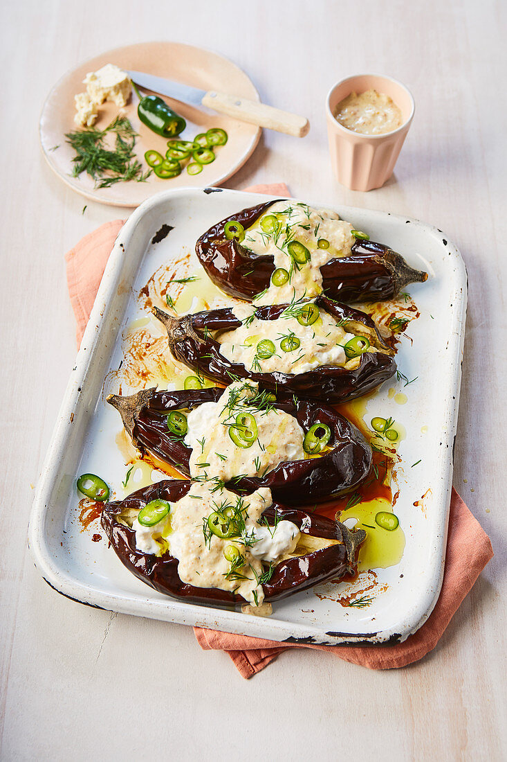 Gebratene Auberginen mit Mandel-Tarator, Feta, Dill und grünen Chilis