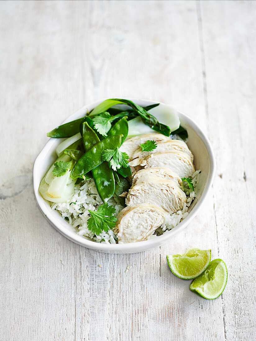 In Kokosmilch und Zitronengras pochiertes Huhn mit Limettenreis