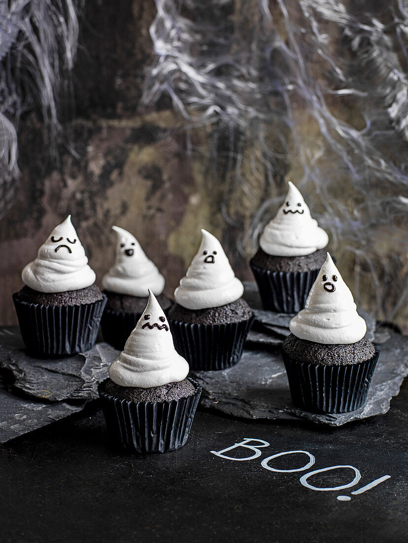 Ghostly Halloween cupcakes