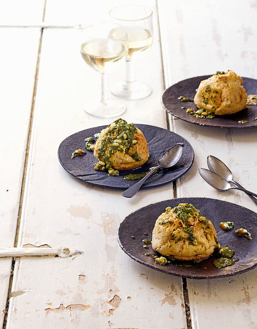 Doppelt gebackene Souffles mit Pecorino und Walnüssen