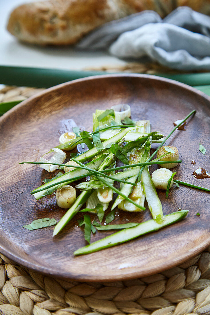 Frühlingssalat mit grünem Spargel, Rohrkolben und Schnittlauch