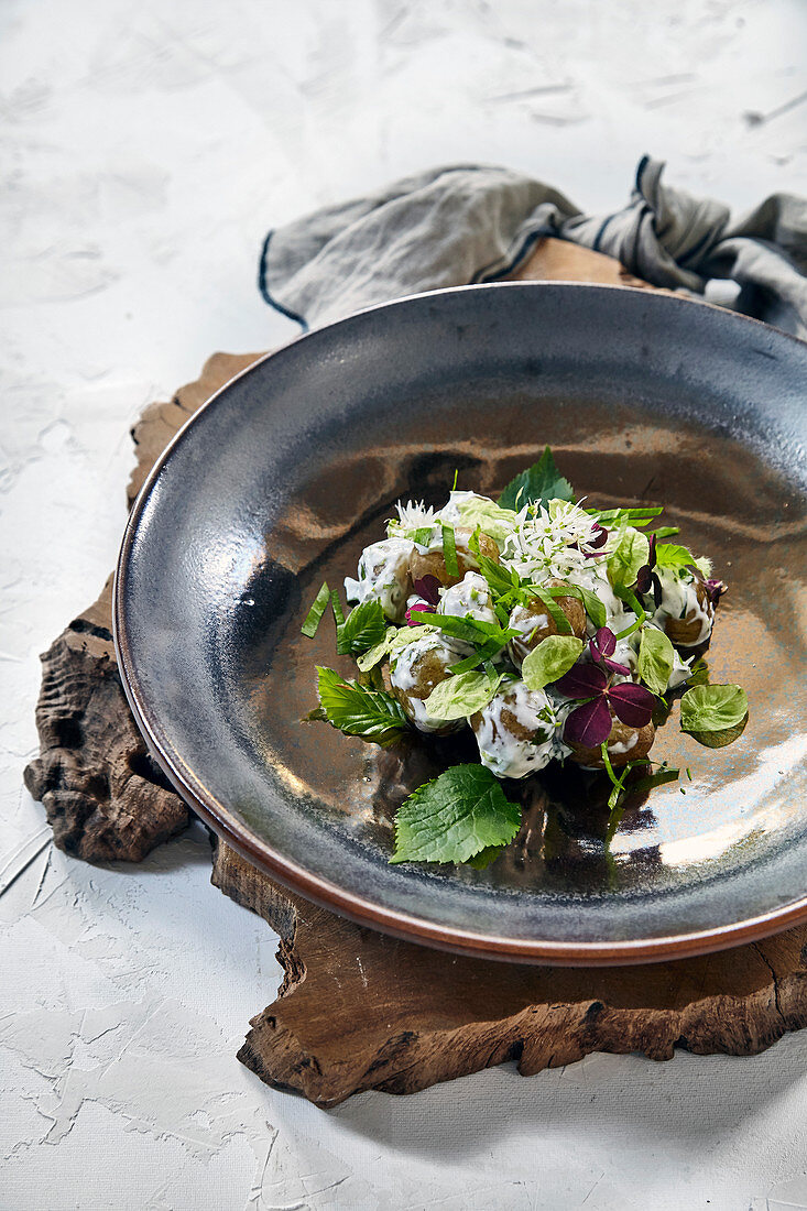 Frühlingshafter Kartoffelsalat mit Wildkräutern und Waldblättern