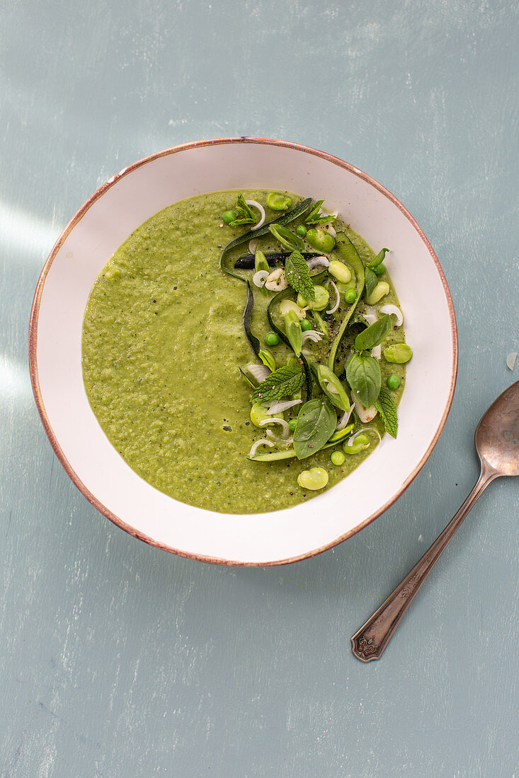 Grüne Hülsenfrüchtesuppe mit Erbsen und Bohnen