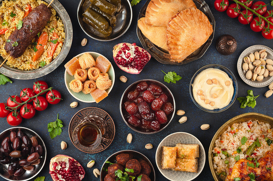 Verschiedene arabische Gerichte und Süssigkeiten für eine Ramadan Kareem Iftar Party