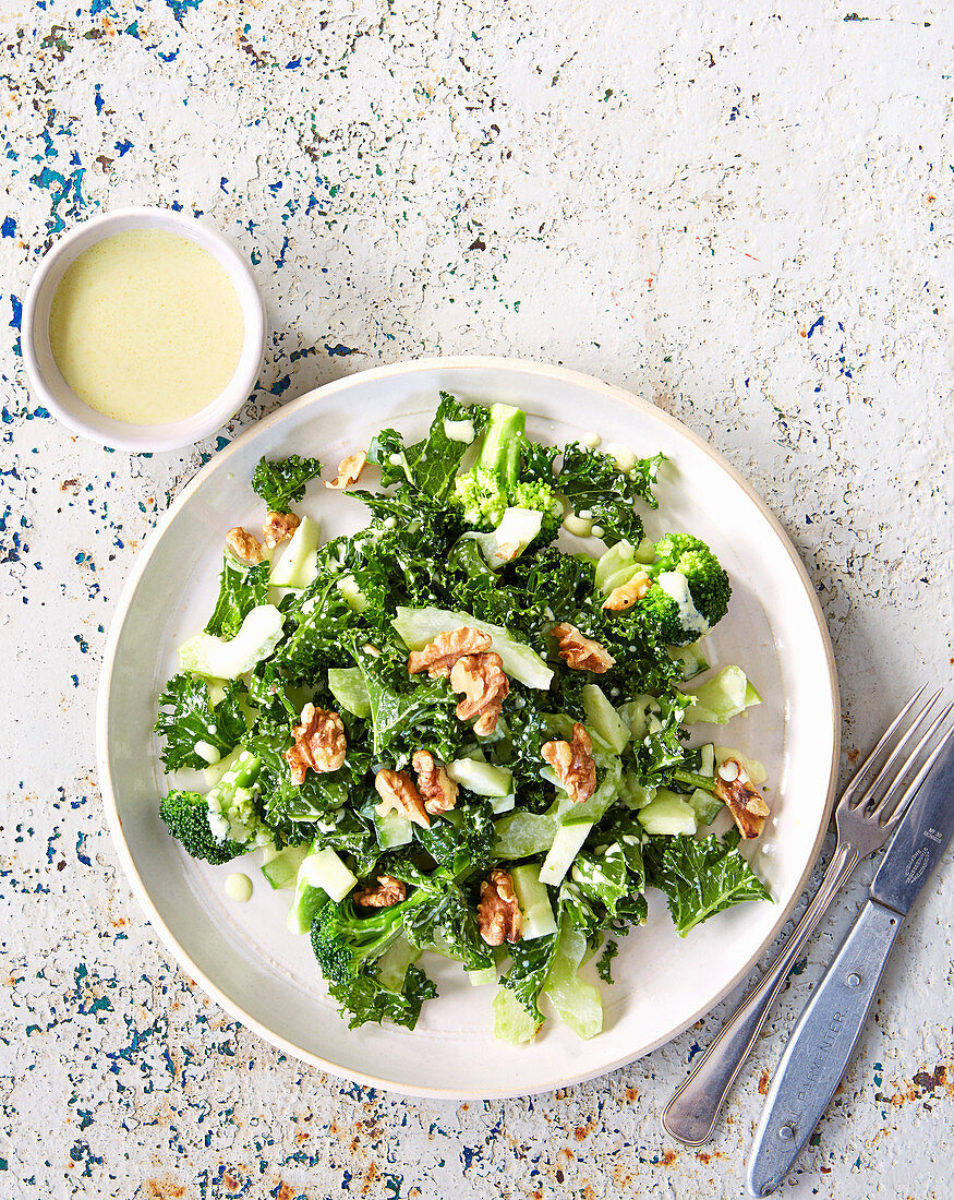 Grünkohl-Brokkoli-Salat mit Walnüssen und Kefir-Dressing