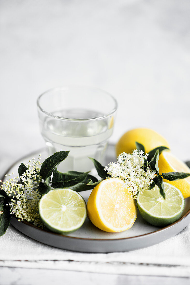 Hausgemachter Holunderblütensirup mit Zitrone und Limette