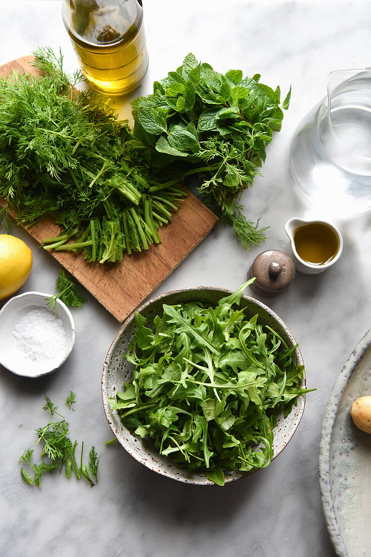 Minze, Rucola und Dill als Zutaten für Kartoffelsalat