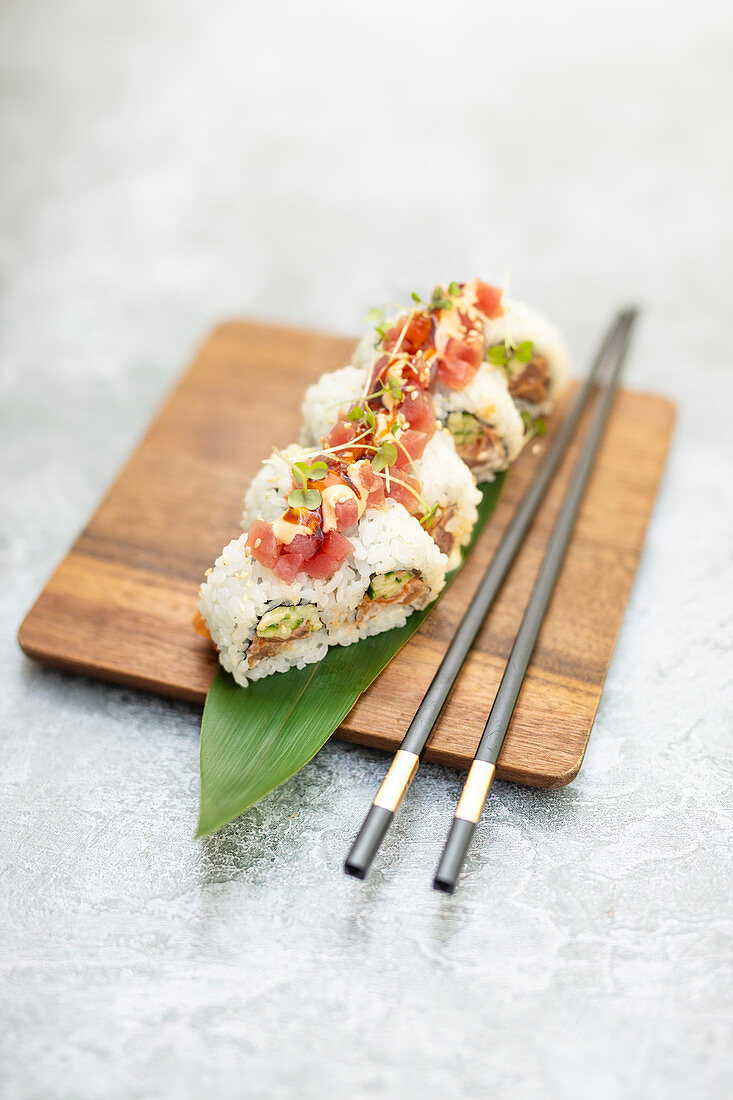 Inside-Out-Sushi mit Thunfisch und Avocado