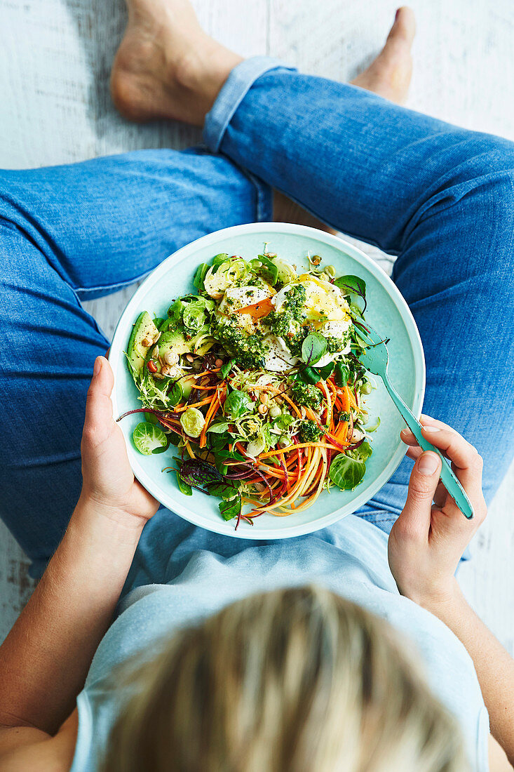 Detox-Diät: Salat mit Avocado, Rosenkohl und pochiertem Ei