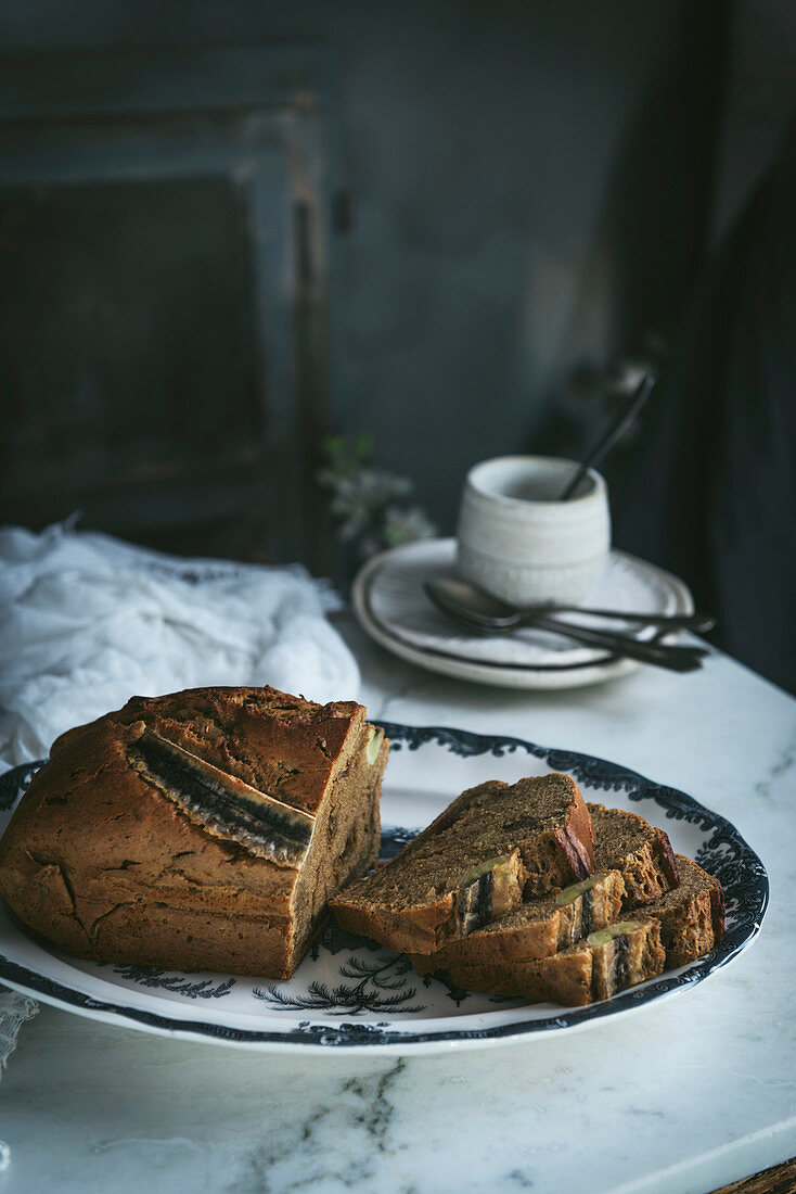 Banana Bread, angeschnitten auf Kuchenplatte