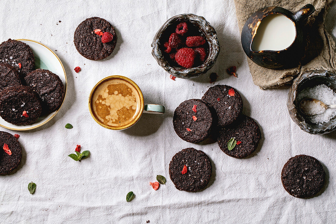 Brownie-Cookies mit Salzflocken und Himbeeren zum Kaffee