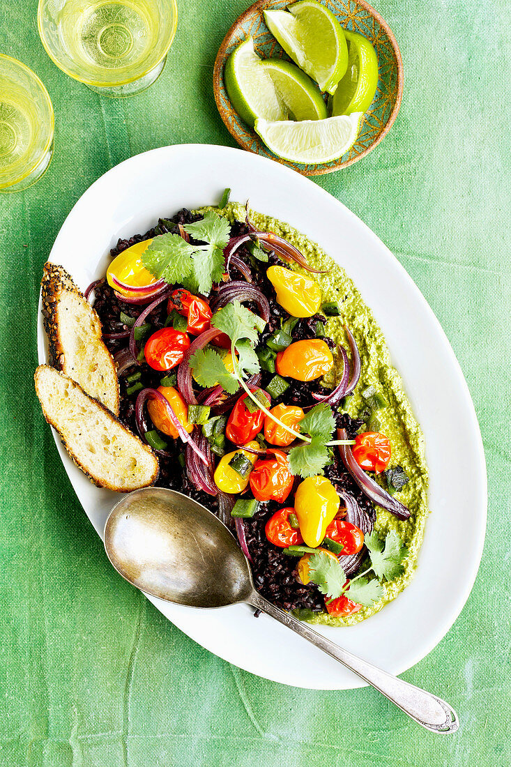 Schwarzer Reis mit Poblano, Kirschtomaten und Korianderpesto