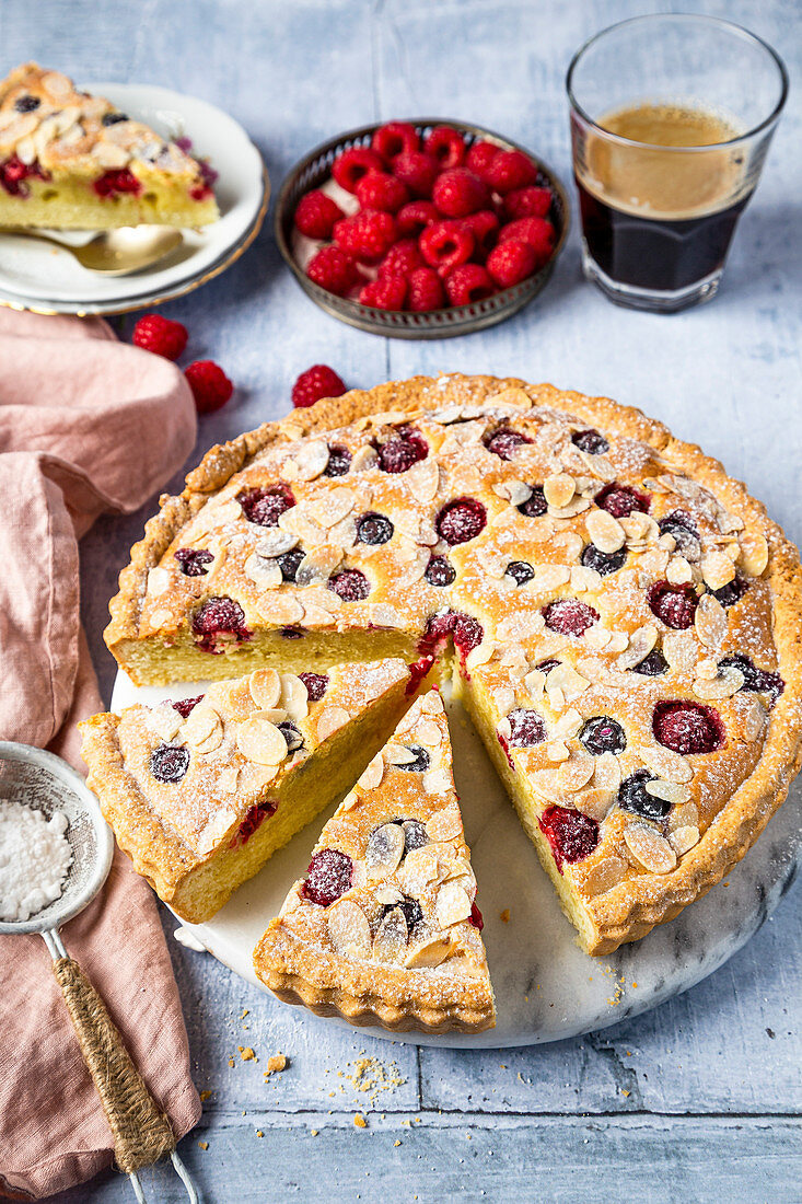 Frangipane-Kuchen mit Himbeeren und Blaubeeren,