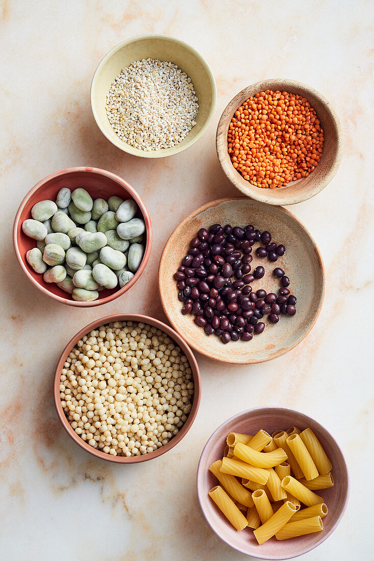 Getreide, Hülsenfrüchte und Nudeln in Schälchen