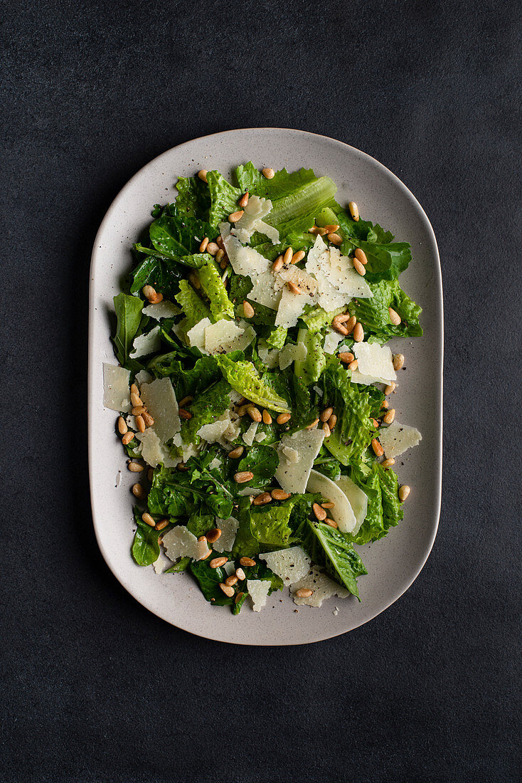 Caesar Salad mit Pinienkernen