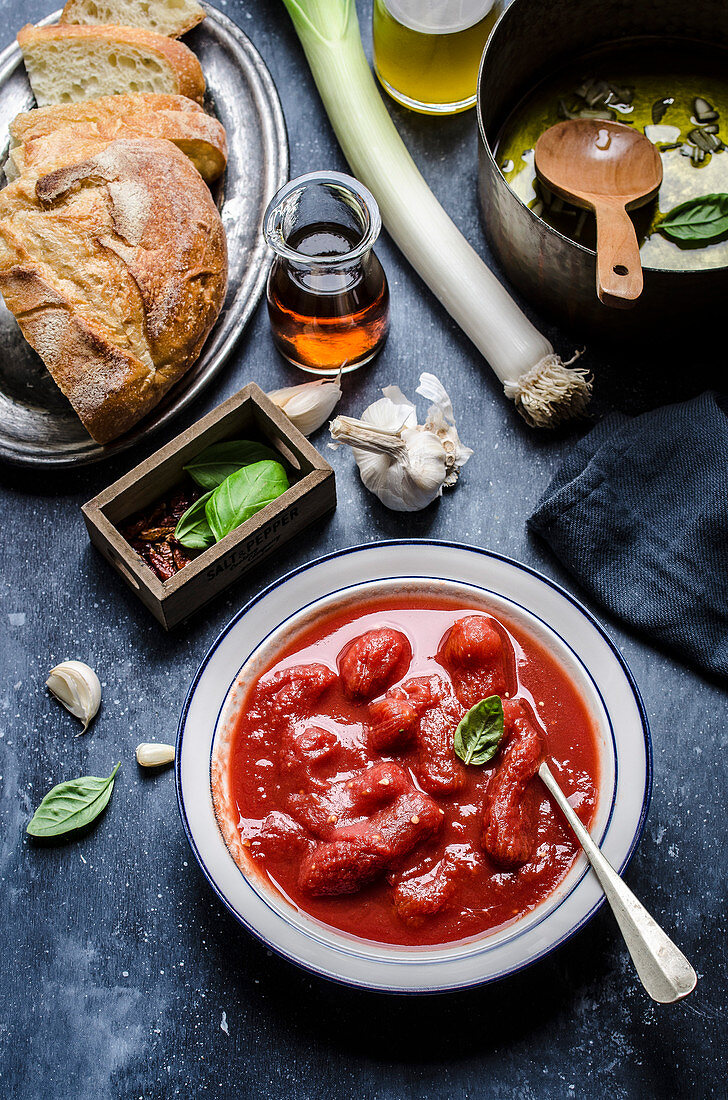 Zutaten für Pappa al Pomodoro (Toskanische Tomaten-Brot-Suppe)