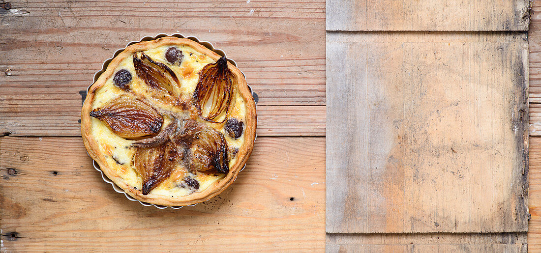 Tarte mit karamellisierten Zwiebeln, Sardellen und Oliven