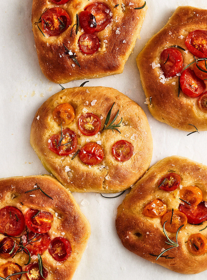 Mini Focaccia mit Tomaten und Rosmarin