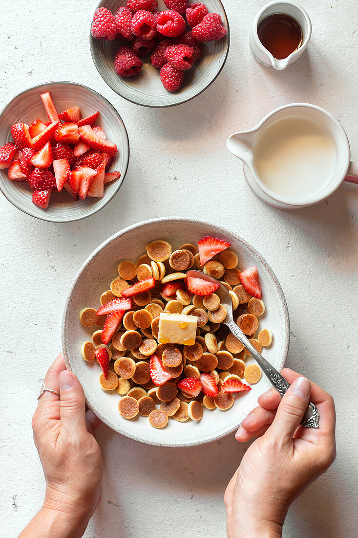 Pancake-Cerealien mit Erdbeere und Milch im Schälchen