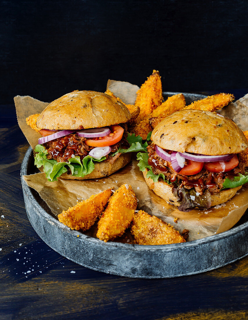 Pulled jackfruit burgers with potato wedges