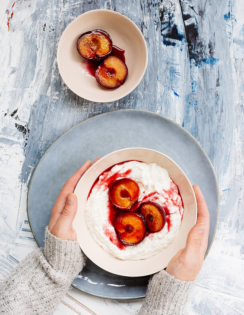 Oven-baked plums on semolina pudding