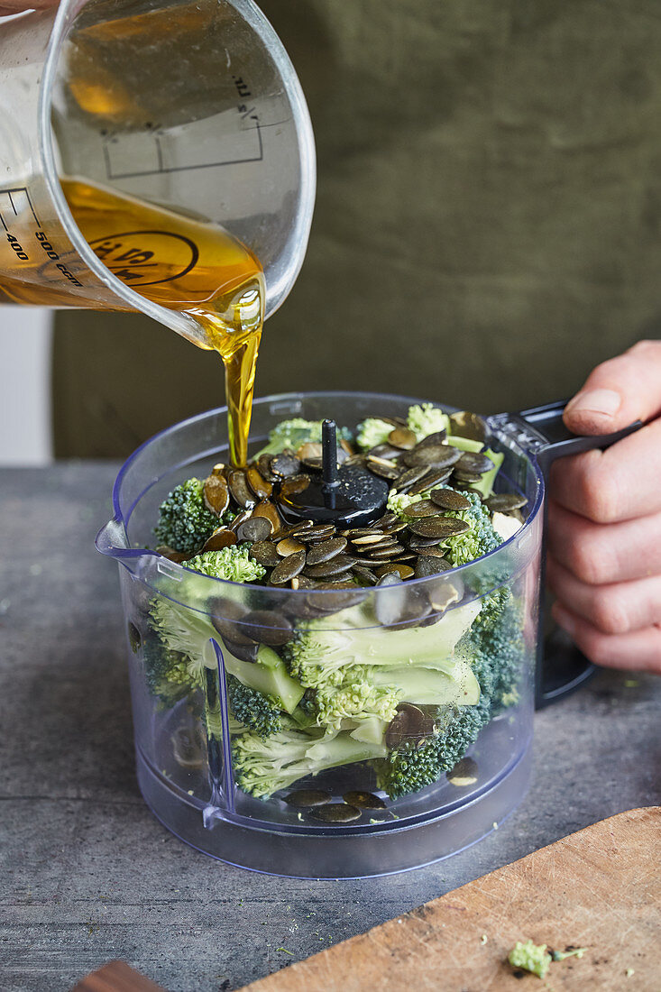 Brokkoli und Kürbiskerne und Öl in einem Foodprocessor