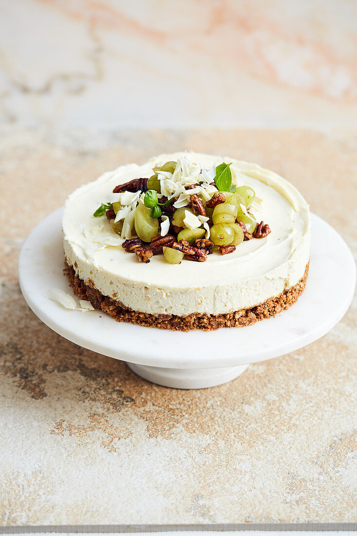 Weisser Schokoladenkuchen mit Weintrauben und Pecannüssen