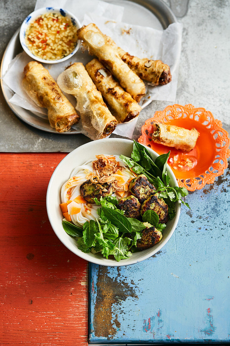 Veggie-Bun Cha und gebackene Frühlingsrollen (Vietnam)