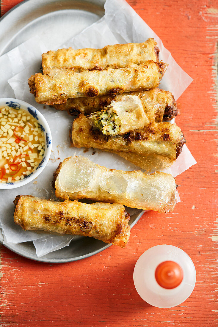 Gebackene Frühlingsrollen mit Tofu, Klebreis, Zwiebeln und Pilzen (Asien)