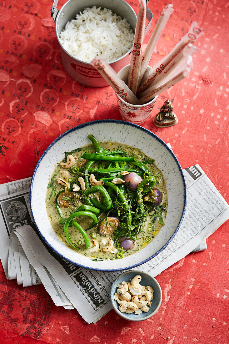 Grünes Curry mit Schlangenbohnen, Thai-Aubergine und Cashewkernen (Thailand)