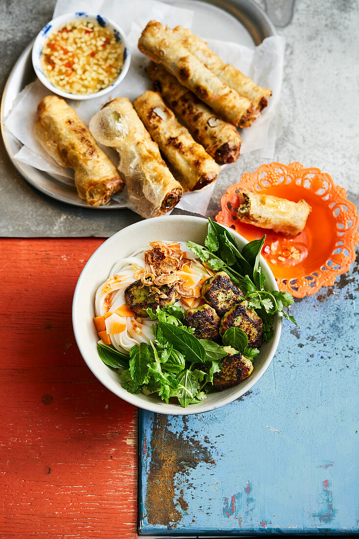 Veggie-Bun Cha und gebackene Frühlingsrollen (Vietnam)