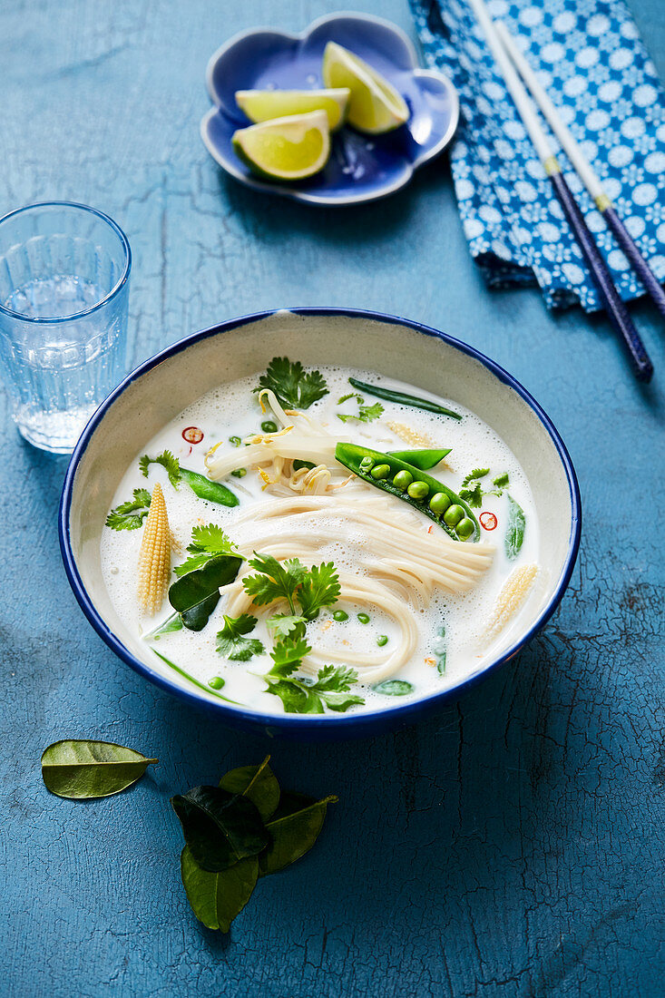 Tom Kha Phak mit Zuckerschoten und Maiskölbchen (Thailand)