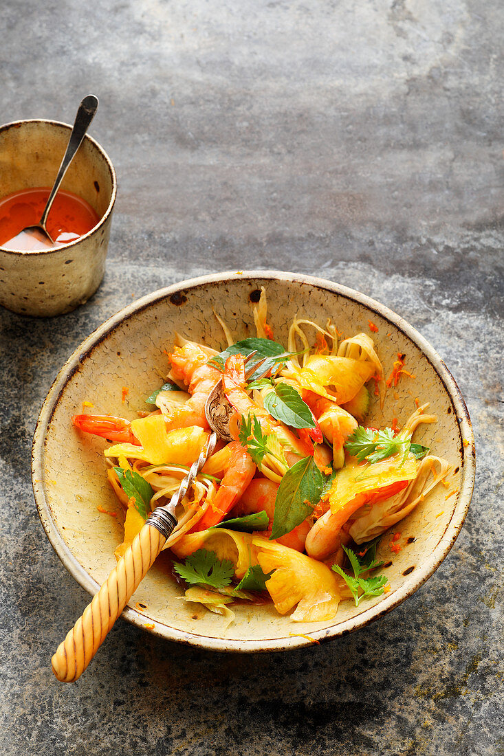 Fennel and pineapple salad with shrimps and a clementine dressing