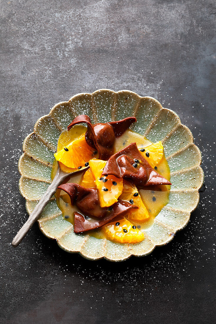 Orangen-Passionsfrucht-Suppe mit Schokoladenravioli