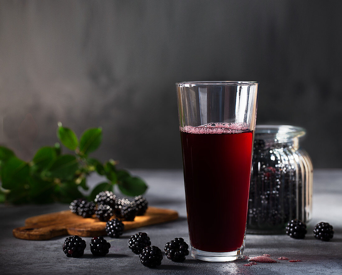 Brombeersaft und frische Brombeeren